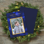 Sapphire Blue Bokeh Ljus Guld God jul Julkort<br><div class="desc">Det här fotokortet innehåller ditt foto och ord "God jul" i faux guld-folie mot en sapphire blue bokeh ljus mönster. Kortet har en blå baksida. Anpassa den genom att ersätta platshållartexten och ersätta exemplet/platshållarfotona med ett eget foto. Om du vill ha fler alternativ, t.ex. att ändra teckensnittet och dess storleka...</div>