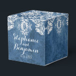 Sapphire Blue Rustic Damask Pattern Wedding Favor Presentaskar<br><div class="desc">En vintage med chalkboard och snöre. En grungy avslutar som ingår i en svit och samling matchande objekt. Objekt är enklare att anpassa när du ersätter all text och alla foton först. Om teckningen fortfarande behöver justeras klickar du på knappen Anpassa den här. Detta kommer att föra dig till ett...</div>