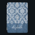 Sapphire Blue Vintage Damask Pattern och Namn iPad Mini Skydd<br><div class="desc">En vintage mönster med en rityta och snöre. Titta noga på blommorna och löven.Ett trendig med jewelton färg och elegans. Objekt är enklare att anpassa när du ersätter all text och alla foton först. Om teckningen fortfarande behöver justeras klickar du på knappen Anpassa den här. Detta kommer att föra dig...</div>