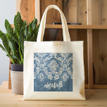 Sapphire Blue Vintage Damask Pattern och Namn Jumbo Tygkasse<br><div class="desc">En vintage mönster med en rityta och snöre. Titta noga på blommorna och löven.Ett trendig med jewelton färg och elegans. Objekt är enklare att anpassa när du ersätter all text och alla foton först. Om teckningen fortfarande behöver justeras klickar du på knappen Anpassa den här. Detta kommer att föra dig...</div>