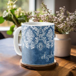 Sapphire Blue Vintage Damask Pattern och Namn Kaffemugg<br><div class="desc">En vintage mönster - ett trendig med färg och elegans av juvelton. Objekt är enklare att anpassa när du ersätter all text och alla foton först. Om teckningen fortfarande behöver justeras klickar du på knappen Anpassa den här. Detta kommer att föra dig till ett designområde där du kan flytta sak...</div>