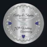Sapphire Jubilee Diamonds 70:e Bröllop Stor Klocka<br><div class="desc">Den här 70:e årsdagen av bröllop-elegansen i ramar har en unik skalopad diamantdesign med centerdroppdiamant med hjärtformade safiffreringsdetaljer och faux-tillagda gnistor på en silver-tonsövertoning. Observera att alla varningstexter är tryckta och endast får förekomma så reellt som möjligt i en platt, tryckt design. Detta omfattar alla metalliska gradienter och/eller gemsten. Ursprunglig...</div>