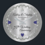 Sapphire Jubilee Diamonds 70:e Bröllop Stor Klocka<br><div class="desc">Den här 70:e årsdagen av bröllop-elegansen i ramar har en unik skalopad diamantdesign med centerdroppdiamant med hjärtformade safiffreringsdetaljer och faux-tillagda gnistor på en silver-tonsövertoning. Observera att alla varningstexter är tryckta och endast får förekomma så reellt som möjligt i en platt, tryckt design. Detta omfattar alla metalliska gradienter och/eller gemsten. Ursprunglig...</div>