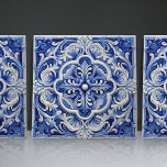 Sapphire Lissabon Patternated Ceramic Design Kakelplatta<br><div class="desc">Indigo Azulejo Blue Portugisiska dekorativa keramiska plattor från Lissabon är ett vackert och unikt tillskott till alla hem. En högkvalitativ produkt med tidlös estetik. Den blå färg i plattorna inspireras av indigo blue från Lissabon-berömden azulejo-plattor, som lägger till en aning historia och kultur i ditt område. Dessa plattor är perfekt...</div>