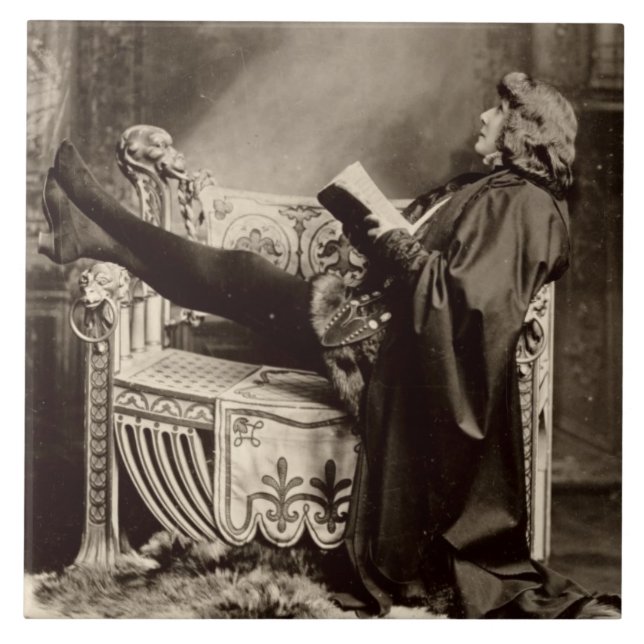 Sarah Bernhardt (1844-1923) som Hamlet i 1899en Kakelplatta (Framsidan)