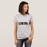 Sarah namn av den sportiga stilsorten för t shirt<br><div class="desc">sarah är ett tecken från svarten för tvshowföräldralösen</div>