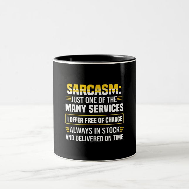 Sarcasm är bara en av de många tjänsterna Två-Tonad mugg (Center)