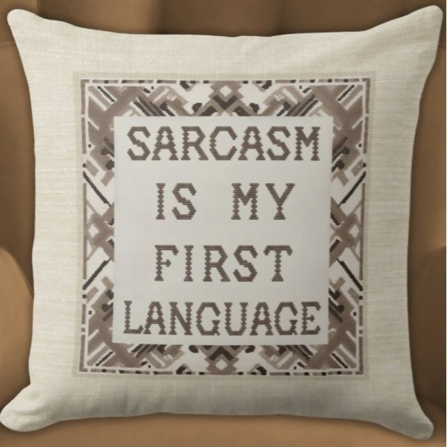 Sarcasm är mitt första språk - Witty Kor-Stitch Kudde (Witty Statement Pillow in Neutral Colors Sarcasm is My First Language Beige Geometric Modern)