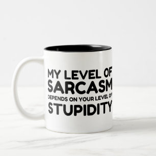 SARCASM BEROR PÅ STUPID Två-Tonad MUGG