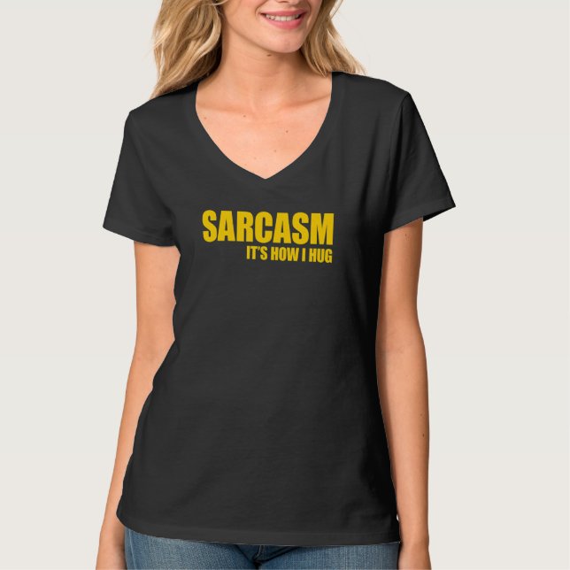 Sarcasm It's How I Hug 19 T Shirt (Framsida)