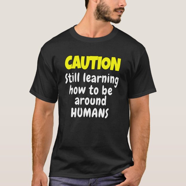 Sarcastic Humor Caution Still Learning How Be Arou T Shirt (Framsida)