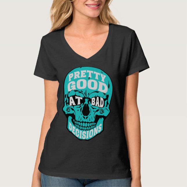 Sarcastic Humor Pretty Good At Bad Decisions Skull T Shirt (Framsida)