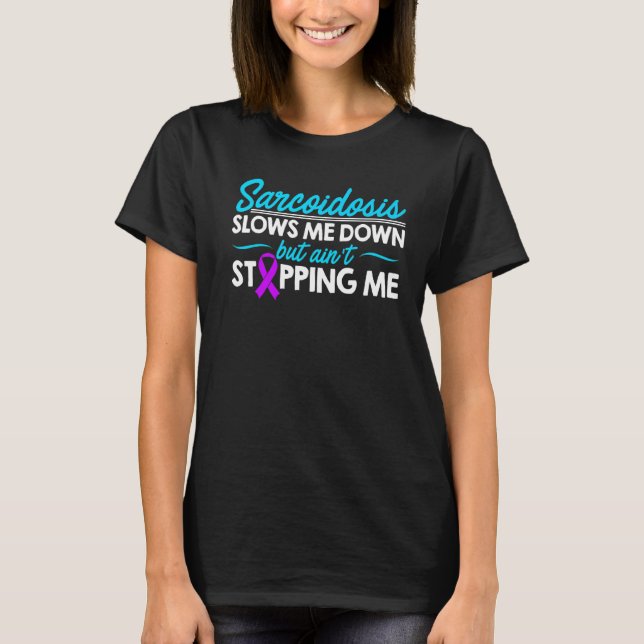Sarcoidos Survivor Slows Me Awareness Warrior T Shirt (Framsida)