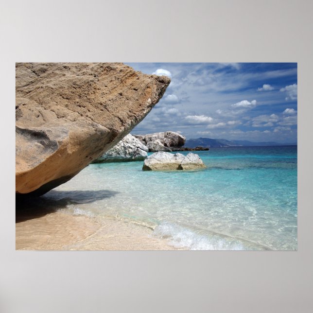 Sardinien strand med stora stenar affisch (Framsidan)