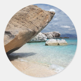 Sardinien-strand med stort sten-runt-dekal runt klistermärke