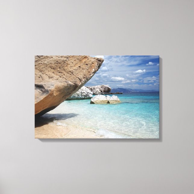 Sardiniens strand med stor sten canvas (Framsida)