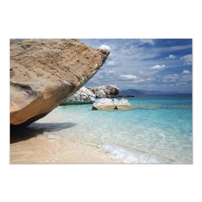 Sardiniens strand med stor sten-fototryckning fototryck (Framsidan)