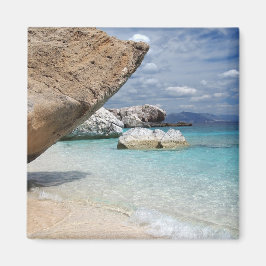 Sardiniens strand med stor sten-magnet magnet