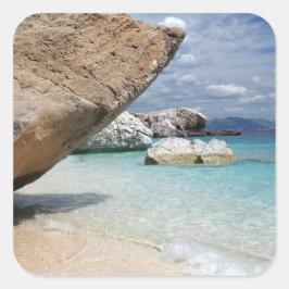 Sardiniens strand med stort sten-klistermärke fyrkantigt klistermärke