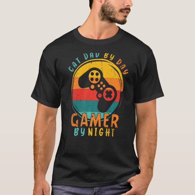 Sarkastic Cat Pappa by Day Gamer by night Gamer Pa T Shirt (Framsida)