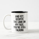 Sarkastic Gag OCH JET, TROTS ATT JAG HAR EN STÅNDP Två-Tonad Mugg<br><div class="desc">MEN TROTS TIDEN PÅ MIN ANSIKTE,  TALAR DU FORTFARANDE - Rude Mugg,  Sassy Mugg,  FUNNY Work Mugg,  Sarcasm Mugg,  Work Mugg,  Sarcastic Coffee Mugg,  FUNNY Sarcastic Mugg,  GIT For Friend,  Gft for Coworking,  Gag Gift,  Best Friend Gift,  Muggar with Ord,  FUNNY Mug</div>