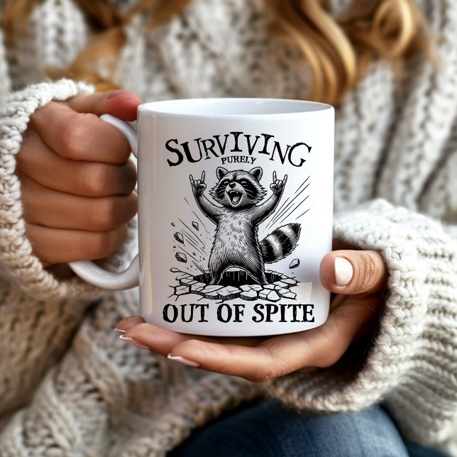 Sarkastic Raccoon Överlever ut från Spite Kaffemugg (Sarcastic raccoon "Surviving purely out of spite." mug)
