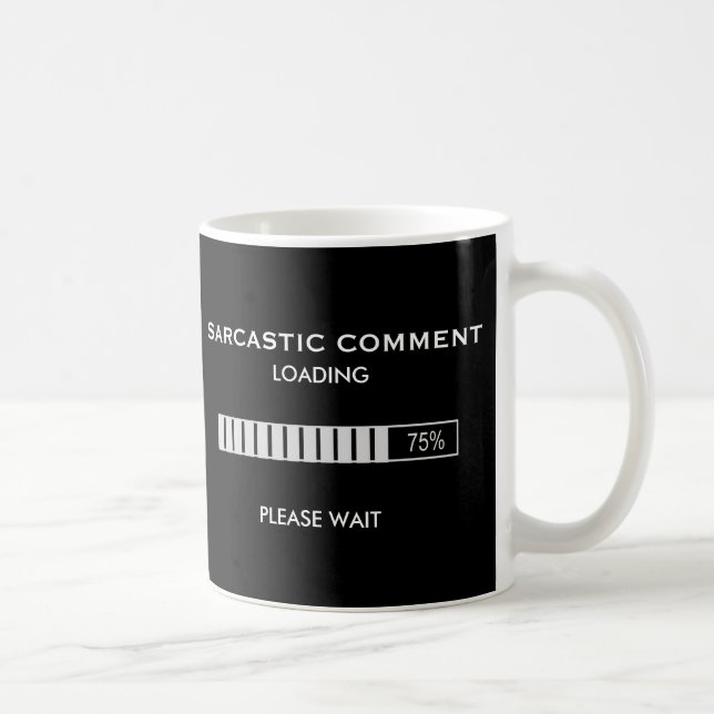 Sarkastiskt ladda för kommentar behar väntan kaffemugg (Höger)