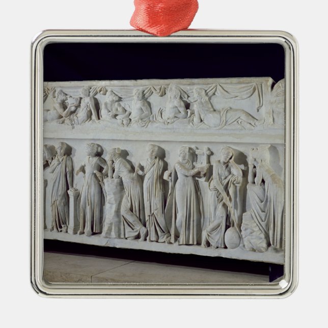 Sarkofag med fris av de nio musorna julgransprydnad metall (Framsidan)