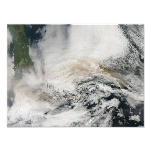 Sarychev-toppen blåser över Okhotsksjön Fototryck (Framsidan)