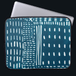 Sashiko Stitches Laptop Fodral<br><div class="desc">Sashiko Stitches III av Chariklia Zarris. Innehåller linjer och former mot en kontrasterande blå bakgrund.</div>