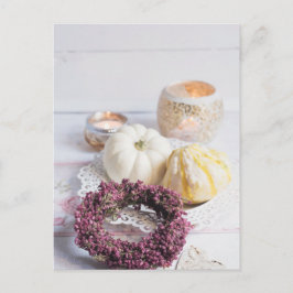 Säsong rustiska höstljus och pumpa fortfarande liv vykort