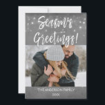 Säsongens hälsningar Snö eller snöflingkort Julkort<br><div class="desc">Rustic Season's Greetings jul Charcol Grått Hand lät skript-snöflingfoto-kort. Bilden och texten i det här handskrivna penselskriptet kan uppdateras och anpassas med fotot och namn.</div>