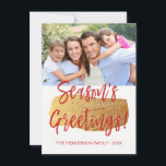 Säsongens hälsningshjälp, skript, fotokort julkort<br><div class="desc">Säsongens hälsningshjälp,  skript fotokort. Bilden och texten i det här handskrivna penselskriptet kan uppdateras och anpassas med ditt foto och din familj namn. Detta kort visningar också familjen namn och ett guld-folie på baksidan av julkortet.</div>
