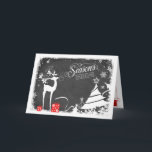 Säsongens hälsningskort, Helgdag | Faux Chalkboard Helgkort<br><div class="desc">I julklappen eller Helgdag-kortet för den här festliga svarta och vita faux-kritan med "Season's Greetings" finns en manlig hjort med antlers adorkade med holly och bär, röda och vita presenter med rosett band, snöflingor, stjärnor och en mängd Julgranar på en kritbakgrund med en snöhaltig gräns på den. Detta skulle vara...</div>