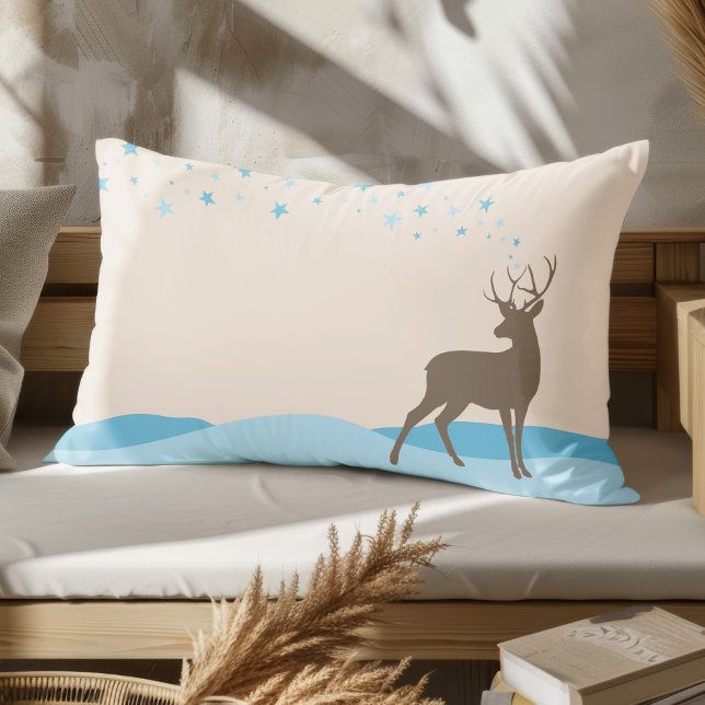Säsongsbetonat söt hjort Modern minimalistisk utan Lumbarkudde (Rectangle lumbar pillow with whimsy cute design of a deer with antlers and stars in a winter scene.)