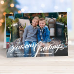 Säsonhälsningar Elegant Calligraphy Script Photo Helgkort<br><div class="desc">Det mappade fotokortet har en elegant som är vit kalligrafiskript för "Säsongshälsningar" som täcker designen med anpassningsbar som kan vara personlig med ditt namn,  årtalet och ett favoritfoto för stil. Insidan av kortet innehåller ytterligare text som kan vara personlig med ett anpassningsbar-meddelande. Photo kredit: Sunbeam Photography www.facebook.com/SunbeamPhotography</div>