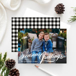 Säsonhälsningar Elegant Calligraphy Script Photo Julkort<br><div class="desc">Fotokortet har en kalligrafiskript för kalligrafi med eleganten white "Season's Greetings" som täcker designen med anpassningsbar som kan vara personlig med ditt namn, årtalet och ett favoritfoto från stil. Kortets baksida innehåller ett trendig som ändå är mönster, som är täckt med svart och vit buffel. Photo kredit: Sunbeam Photography www.facebook.com/SunbeamPhotography...</div>