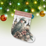 Säsonhälsningar för parakeet Lanterns Stor Julstrumpa<br><div class="desc">Att fånga en vacker parakit i vintagens lyktor med en vacker julbukett,  som innehåller pinekoner,  poinsettia,  fjädrar,  hallon och julbalar. Ett perfekt Julafton-lager för fågeln älskare.</div>