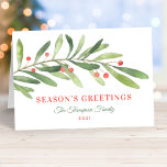 Säsonhälsningar Grönt Red Winter Greenery Helgkort<br><div class="desc">Den här snyggten "Season's Greetings"-julkort har ett modernt och minimalt helgdag vinter-gren med grönt med rött bergsaccent. Eleganten kan vara helt och hållet personlig med ditt val av hälsning,  familj namn,  år och ett meddelande om anpassningsbar inuti kortet.</div>
