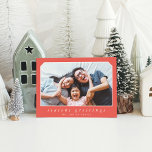 SÄSONHÄLSNINGAR med oformaterad, kursiv ram röd Julkort<br><div class="desc">genom kat masard >> www.simplysweetPAPERIE.com << A toppen Simple Photo helgdag Card design för att fira säsongen med familj och vänner. Maximalt område för visning av din vackra familj! AVDELNING 1. Om du vill ändra storlek på eller flytta fotot slått klickar du på "anpassa det". 2 Du kan också ändra...</div>