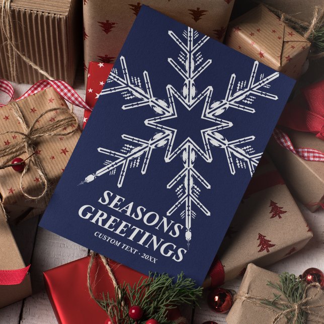 Säsonhälsningar Modern Snöflingsjöblått Julkort (Seasons Greetings Modern Snowflake Navy Blue Holiday Card
)