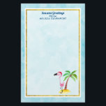 Säsonhälsningar Rosa Flamingo i Santa Hat Brevpapper<br><div class="desc">Personlig är pappert med texten: Säsonhälsningar. En viskig teckning av en rosa flamingo som bar en röd tomhatt. Stå på ett berg av strand med gult med grönt och brunt kokosnöt handflatan träd i ryggen. Ljusblå bakgrund med svag polygonal mönster. Överst är en halvgenomskinlig rektangel ram med faux guld-folie gräns....</div>
