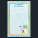 Säsonhälsningar Rosa Flamingo i Santa Hat Brevpapper<br><div class="desc">Personlig är pappert med texten: Säsonhälsningar. En viskig teckning av en rosa flamingo som bar en röd tomhatt. Stå på ett berg av strand med gult med grönt och brunt kokosnöt handflatan träd i ryggen. Ljusblå bakgrund med svag polygonal mönster. Överst är en halvgenomskinlig rektangel ram med faux guld-folie gräns....</div>