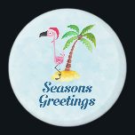Säsonhälsningar Rosa Flamingo i Santa Hat Magnet<br><div class="desc">En julklapp med texten: Säsonhälsningar. En viskig teckning av en rosa flamingo som bar en röd tomhatt. Stå på ett berg av strand med gult med grönt och brunt kokosnöt handflatan träd i ryggen. Ljusblå bakgrund. Tur- och roligt-tropiska former.</div>