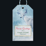 Säsonhälsningarna Winter Hjort och Gräs Träd Presentetikett<br><div class="desc">En säsonhälsningar presenterar märkre med en bild av en stor hjort i vintertid. En isig blå filtrerad bakgrund ge det här fotot ett kall vinter ser ut med magisk känsla. En ädel hjort står på backe med gräs i bakgrunden.</div>