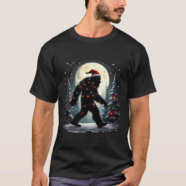 Sasquatch 67 Santa Bigfoot Christmas Tree Funny  T Shirt (Framsida)