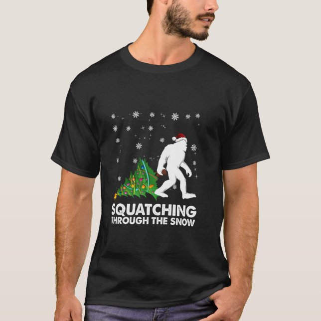 Sasquatch Bigfoo Squating genom Snö Chris T Shirt (Framsida)