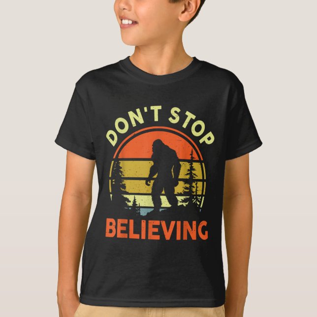 Sasquatch Bigfoot Don't Stop Believing Funny Bigfo T Shirt (Framsida)