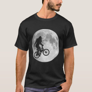 Sasquatch Bigfoot på cykeln i himmel med Tee Shirt