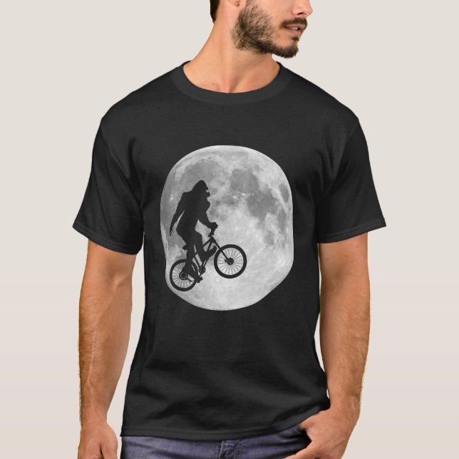 Sasquatch Bigfoot på cykeln i himmel med Tee Shirt (Framsida)
